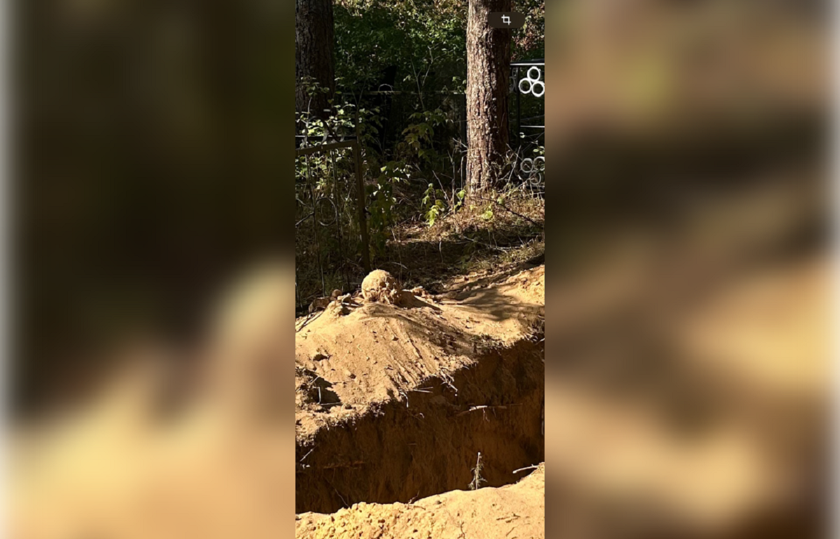 На деревенском кладбище в Конаковском районе раскопали старую могилу, чтобы сделать новое захоронение Фото: Деревня Слобода, Конаковский район