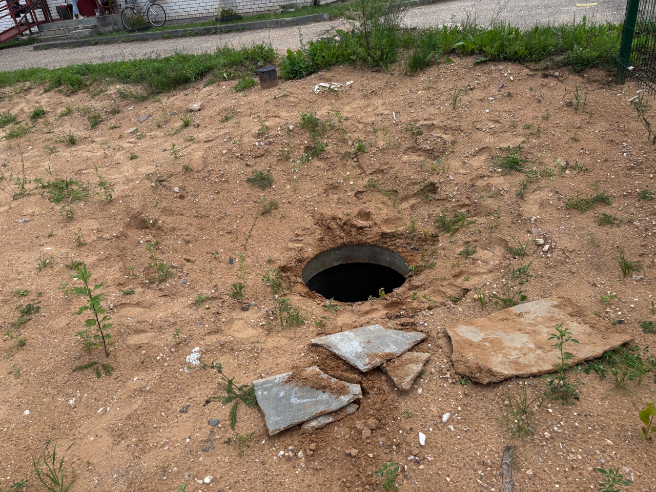 В Селижарово ребенок провалился в люк на стройплощадке