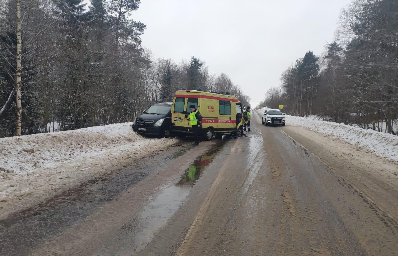 Смертельное ДТП под Вышним Волочком: при столкновении трех машин погиб водитель легковушки и пострадал пассажир скорой Фото: УГИБДД по Тверской области