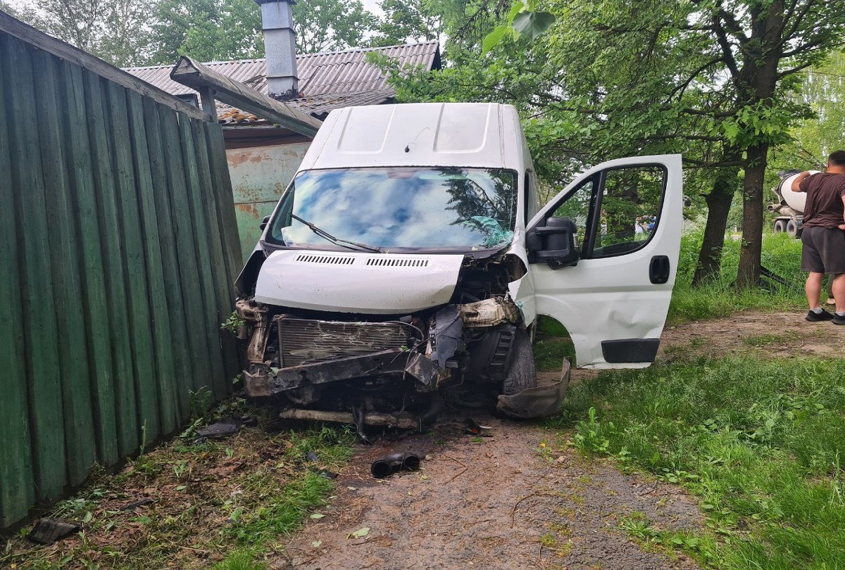 В Твери произошла авария с участием трех автомобилей, один из которых был припаркован Фото: Тверская Госавтоинспекция