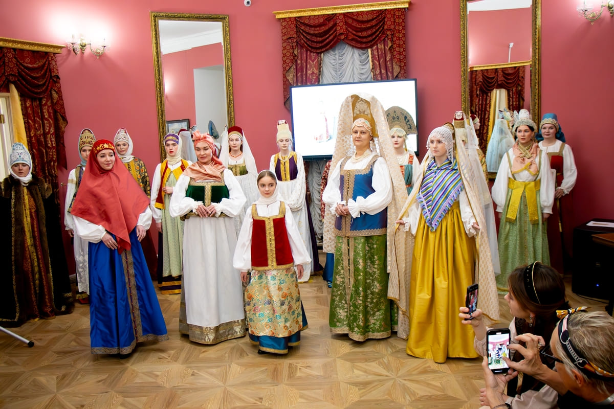 В Торжке прошел показ нарядов тверских щеголих XIX века Фото: 
Телеканал "MATRIX" г.Торжок