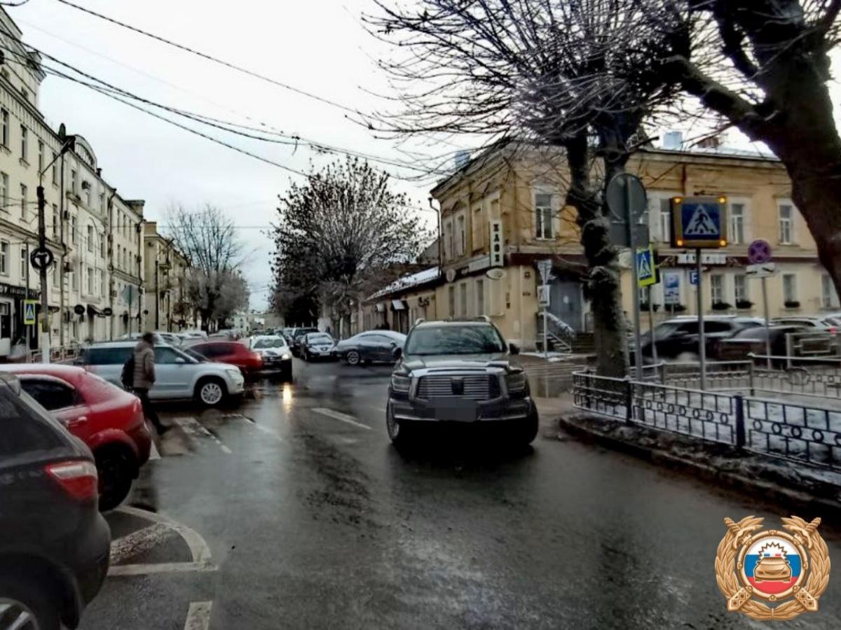 Водитель внедорожника наехал на пожилую женщину на пешеходном переходе Фото: ГАИ