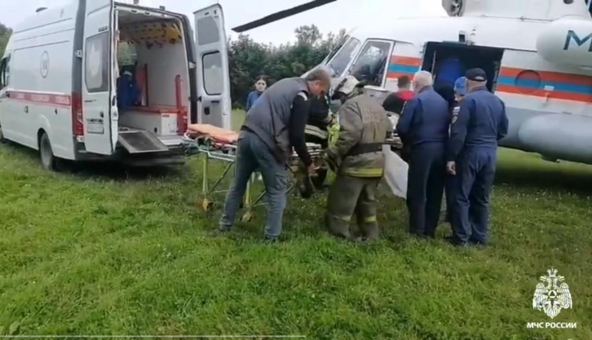 Выпавшего из окна в Вышнем Волочке ребенка доставили в Тверь на вертолете МЧС - новости Афанасий