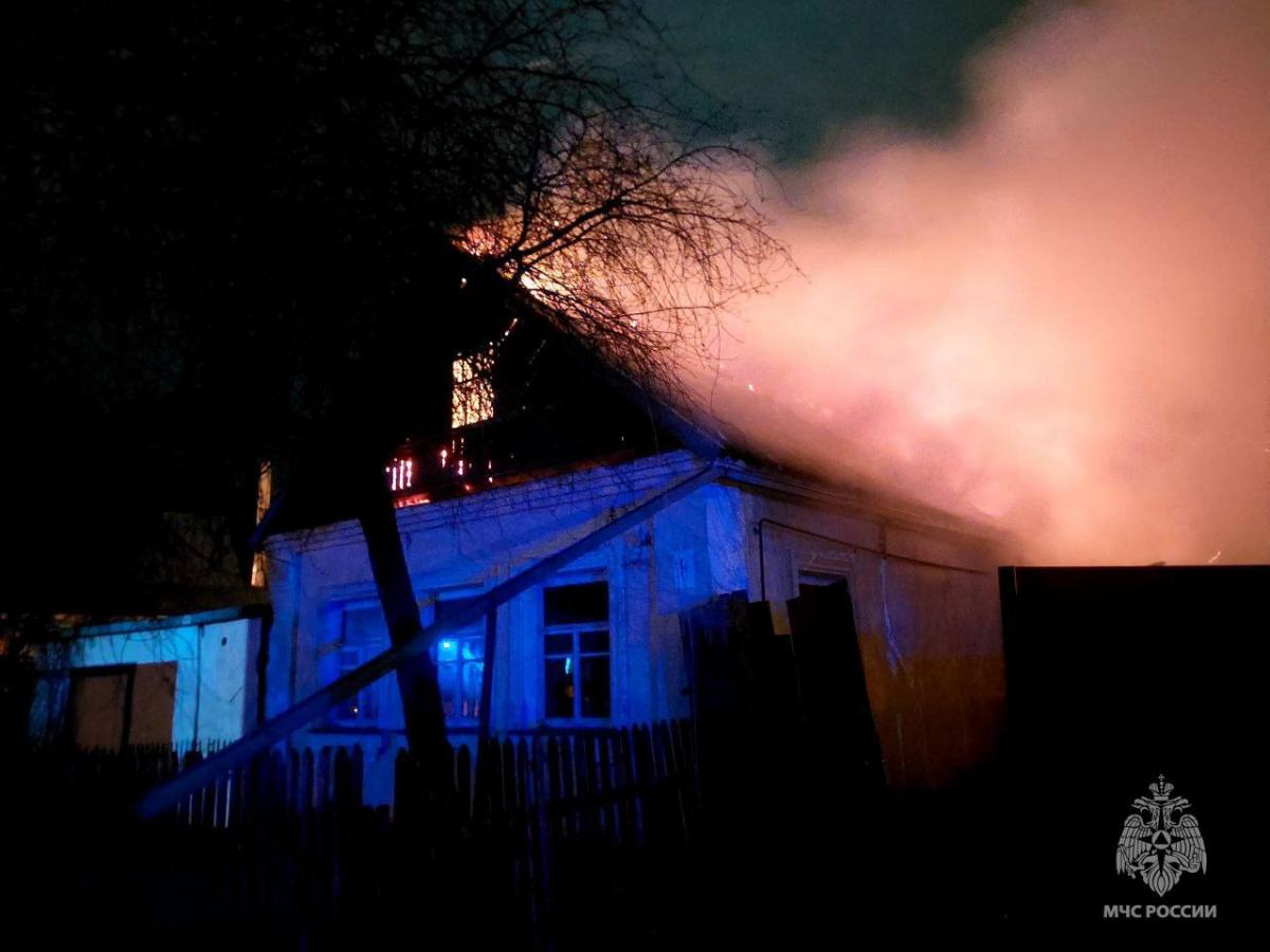 Ночью на 2-м Дачном проезде в Твери сгорел частный дом Фото: МЧС Тверской области