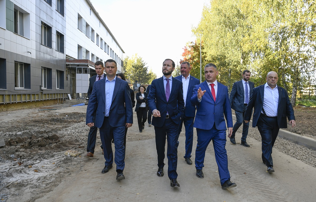 Виталий Королев проинспектировал ремонт Зубцовской ЦРБ 