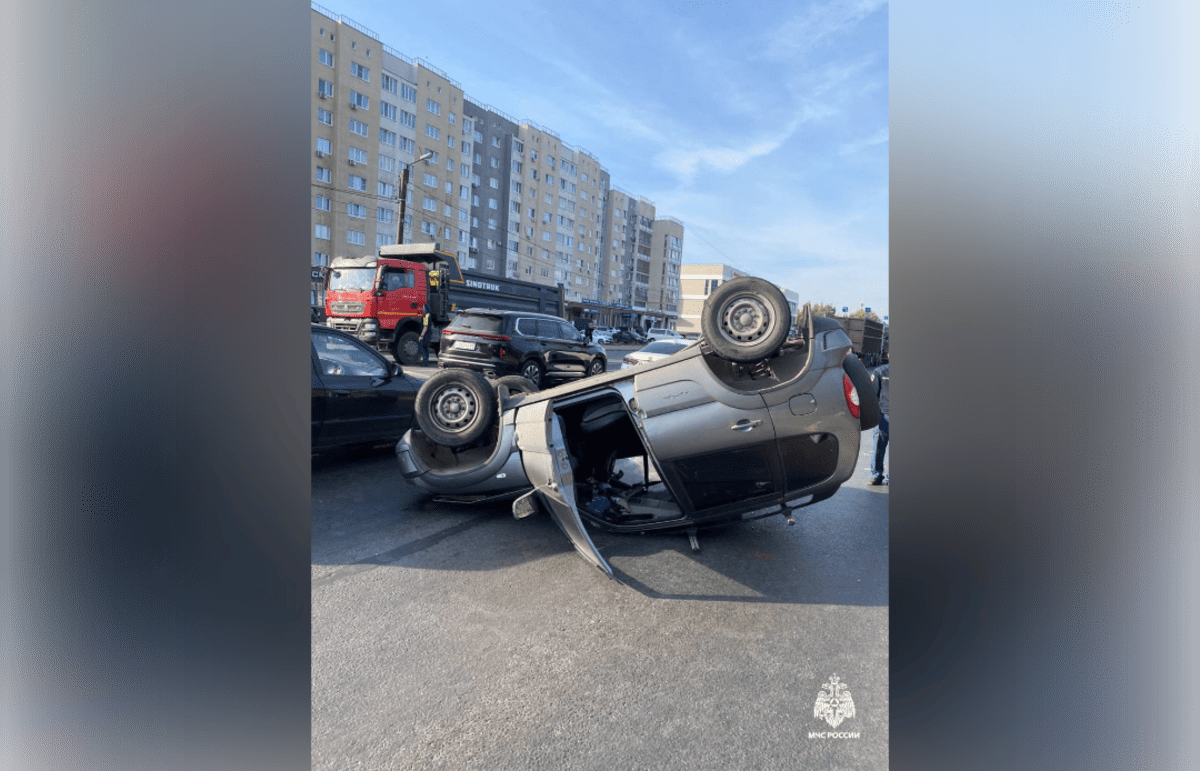 Автомобиль лег на крышу в ДТП с грузовиком на улице Маяковского в Твери Фото: МЧС Тверской области