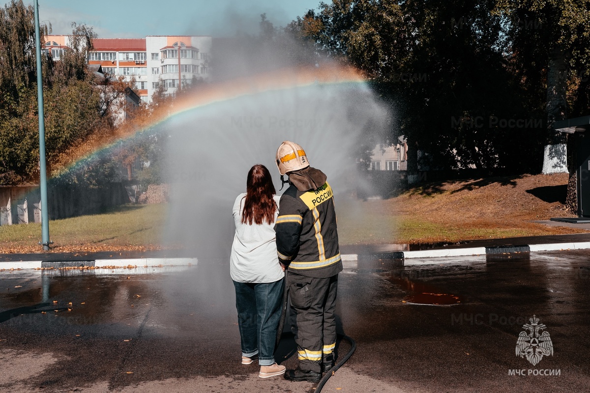 В Твери студенты примерили «боевку» пожарного и потушили «возгорание» Фото: МЧС Тверской области