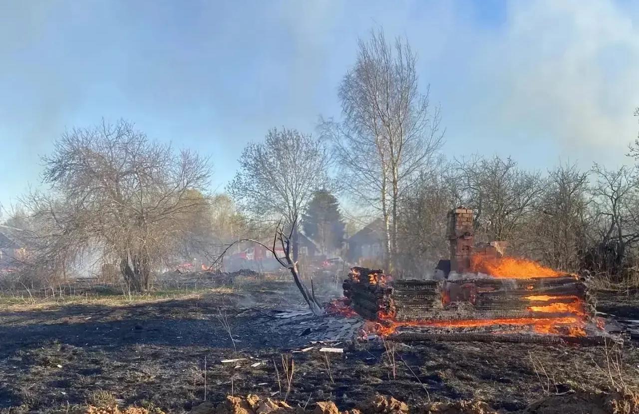 Девять строений уничтожено огнем под Максатихой  