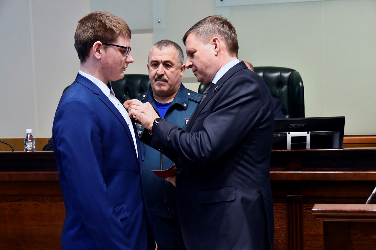 Андрей Епишин вручил школьнику Никите Львову медаль "За проявленное мужество" 