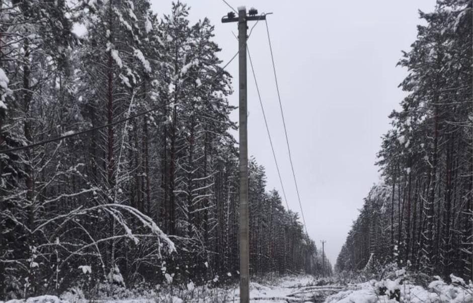 Энергетики проводят восстановительные работы после снегопада в Тверской области 