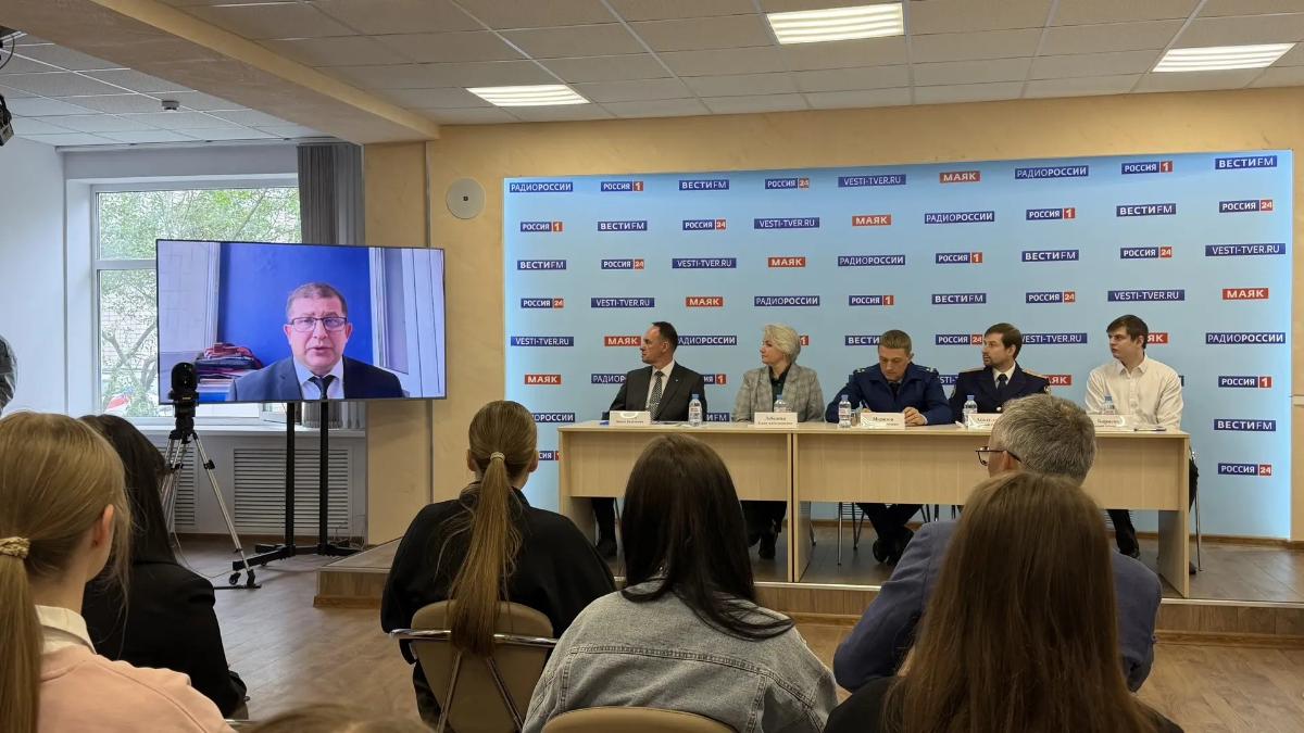 Андрей Манойло: мошенники помогают иностранным спецслужбам вербовать россиян 