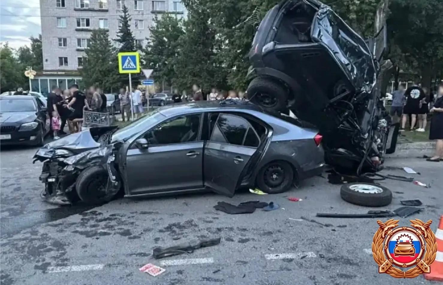 Опубликовано видео момента ДТП с вставшей вертикально легковушкой - новости Афанасий