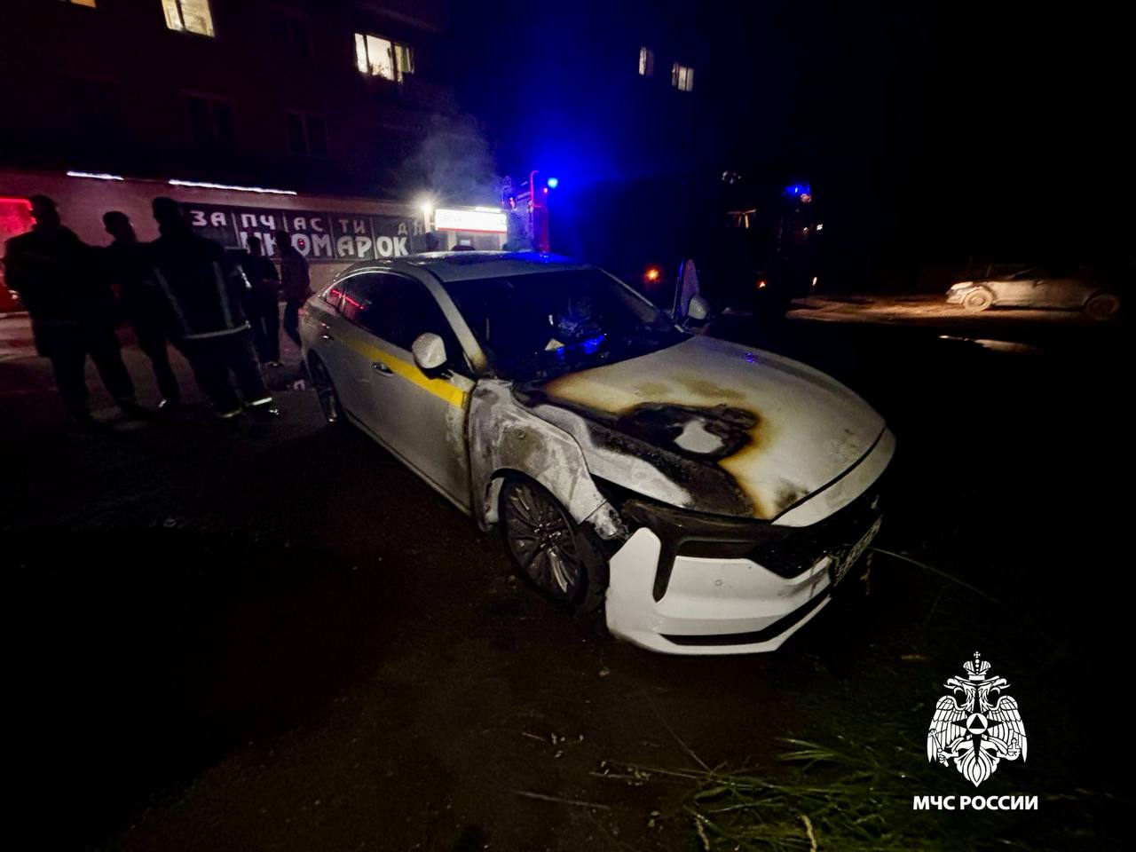 Во Ржеве пожарные спасли легковушку от уничтожения