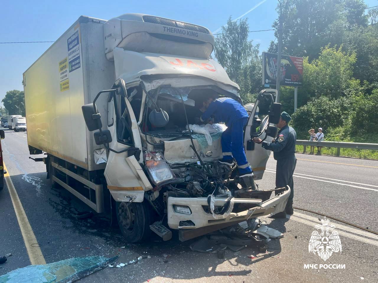 На М10 в Вышнем Волочке Тверской области столкнулись два грузовика