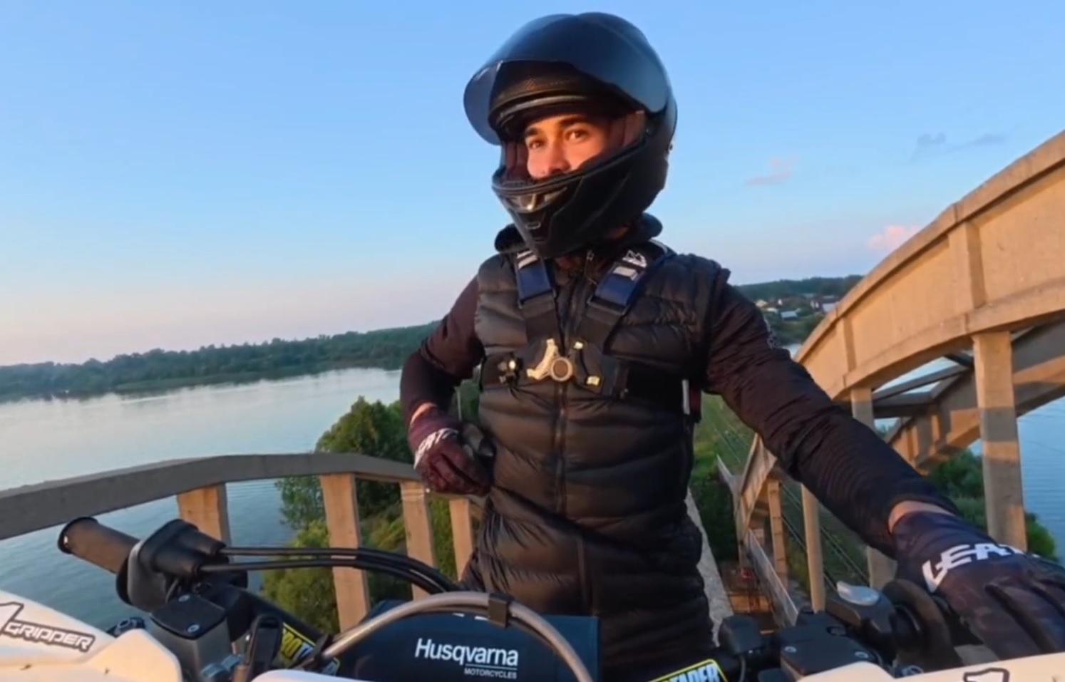 В Калязине байкер заехал на арку Горбатого моста - новости Афанасий