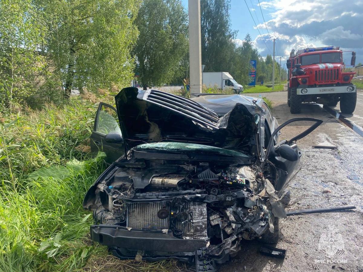 Сотрудники МЧС ликвидируют последствия ДТП с фурой в Бежецке Фото, видео: МЧС Тверской области
