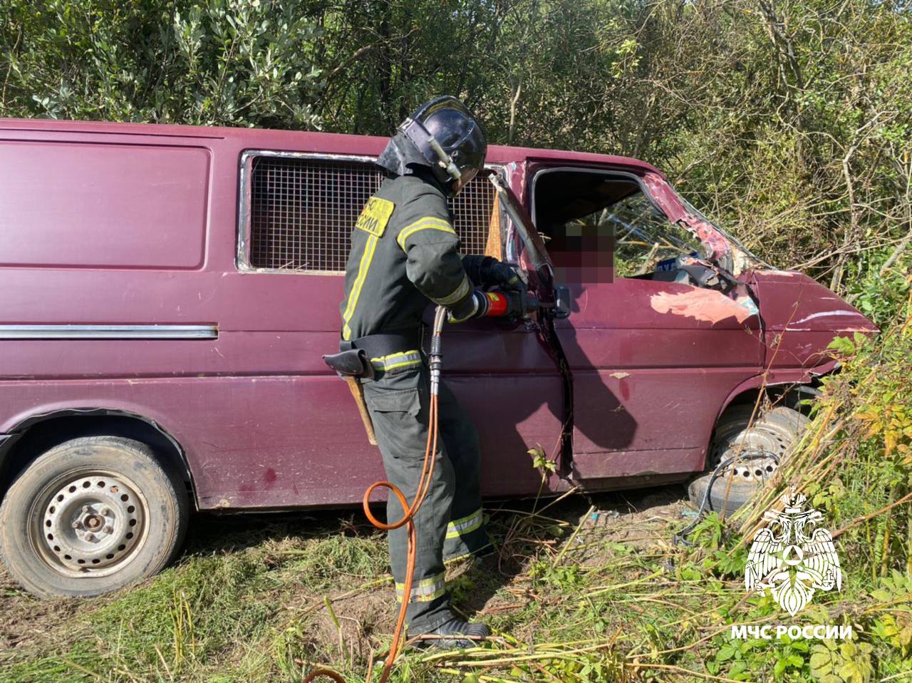 Под Тверью из съехавшего в кювет автомобиля спасатели МЧС доставали пассажира Фото: ГУ МЧС России по Тверской области
