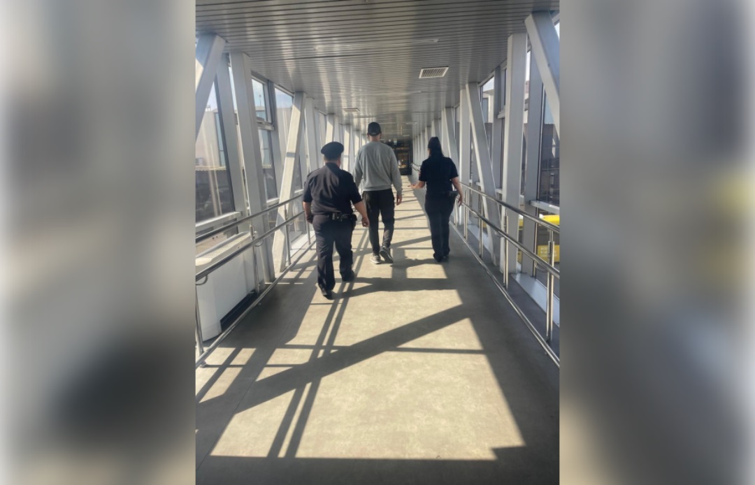 В аэропорту Сочи задержали жителя Тверской области, покурившего в самолете Фото: УТ МВД России по ЮФО