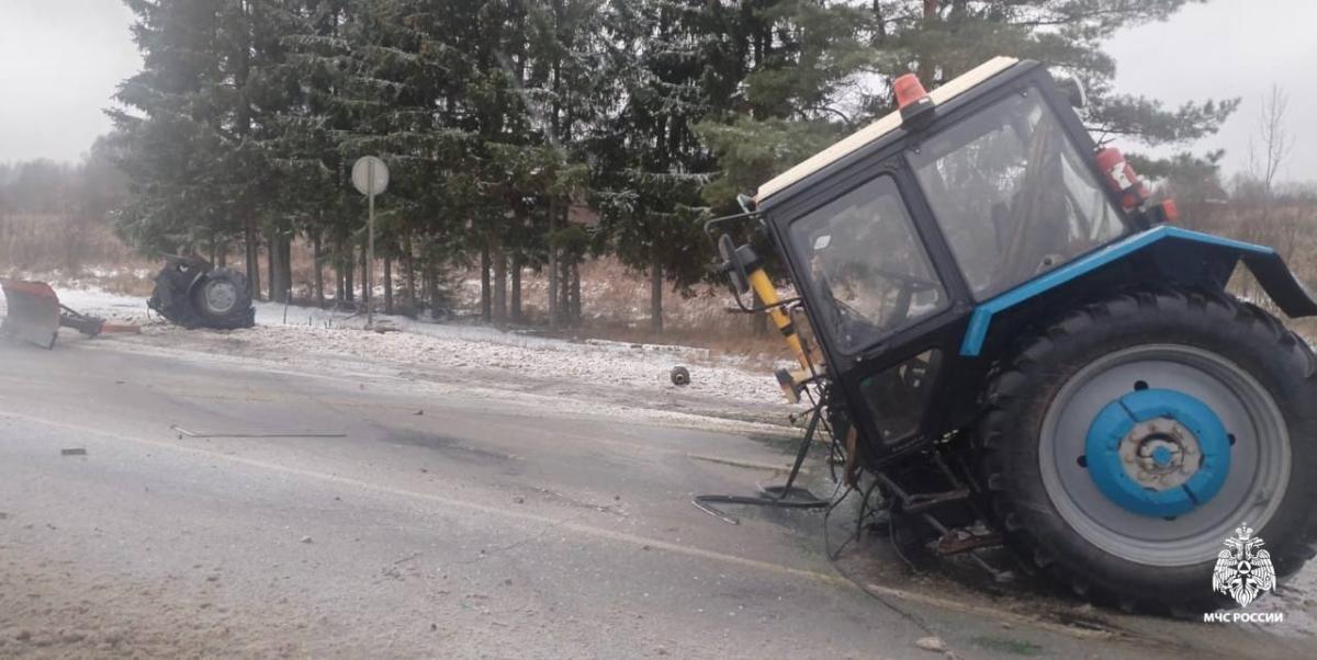 Трактор и фура столкнулись под Рамешками Фото: МЧС
