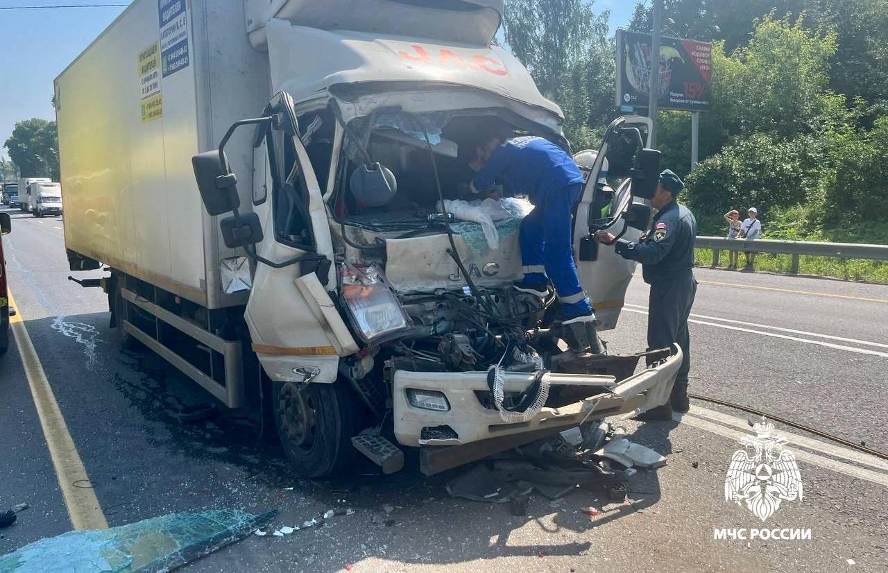 На М10 в Вышнем Волочке Тверской области столкнулись два грузовика - новости Афанасий