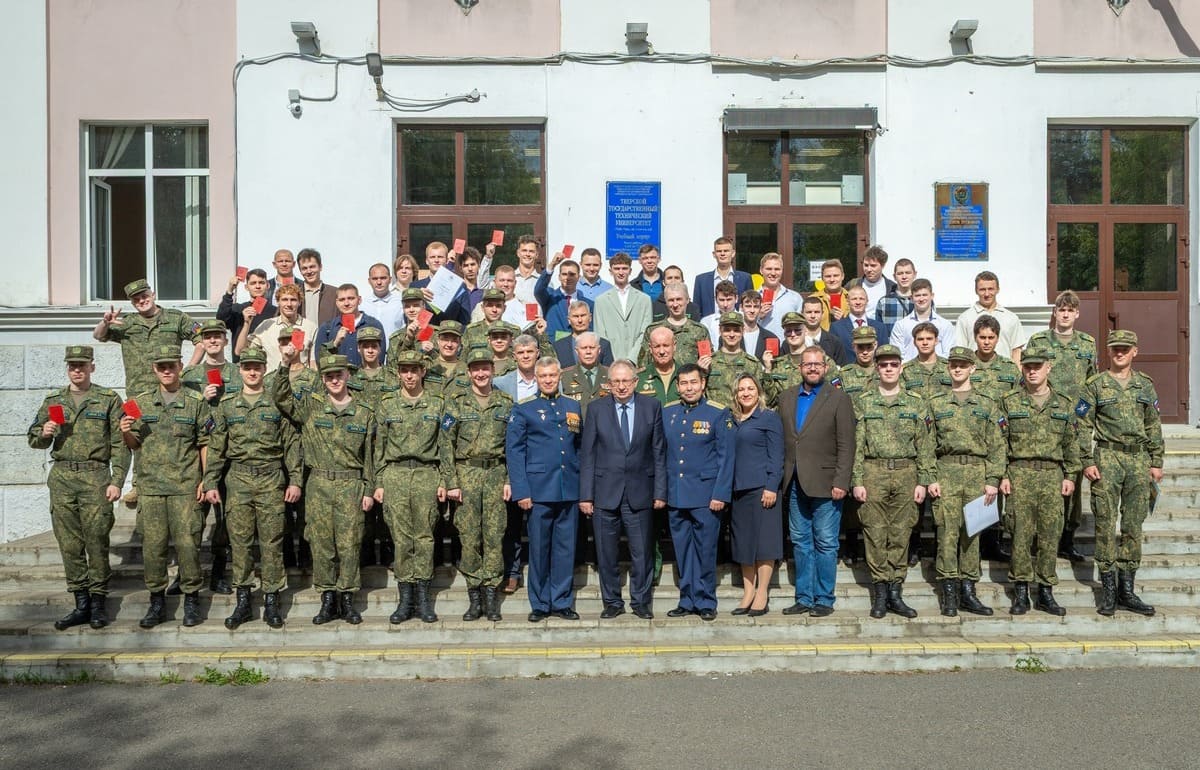 Выпускникам ВУЦ ТвГТУ вручены военные билеты Фото: ТвГТУ