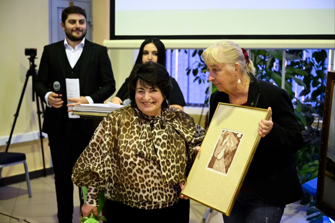 В Твери чествовали Заслуженного врача РФ Каринэ Конюхову Фото: правительство Тверской области