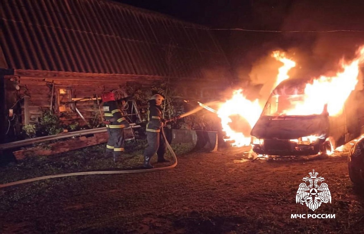 В Максатихинском районе сгорел фургон Mercedes-Benz Фото, видео: МЧС Тверской области