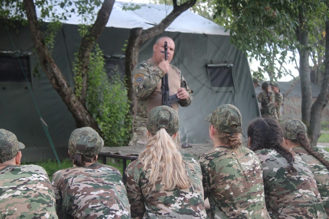 В Тверской области завершается межрегиональный военно-патриотический слёт «Честь имею! Вымпел-Преображение» Фото, видео: 
Сообщество регионального слета «Честь имею» в городе Осташков Тверской области 