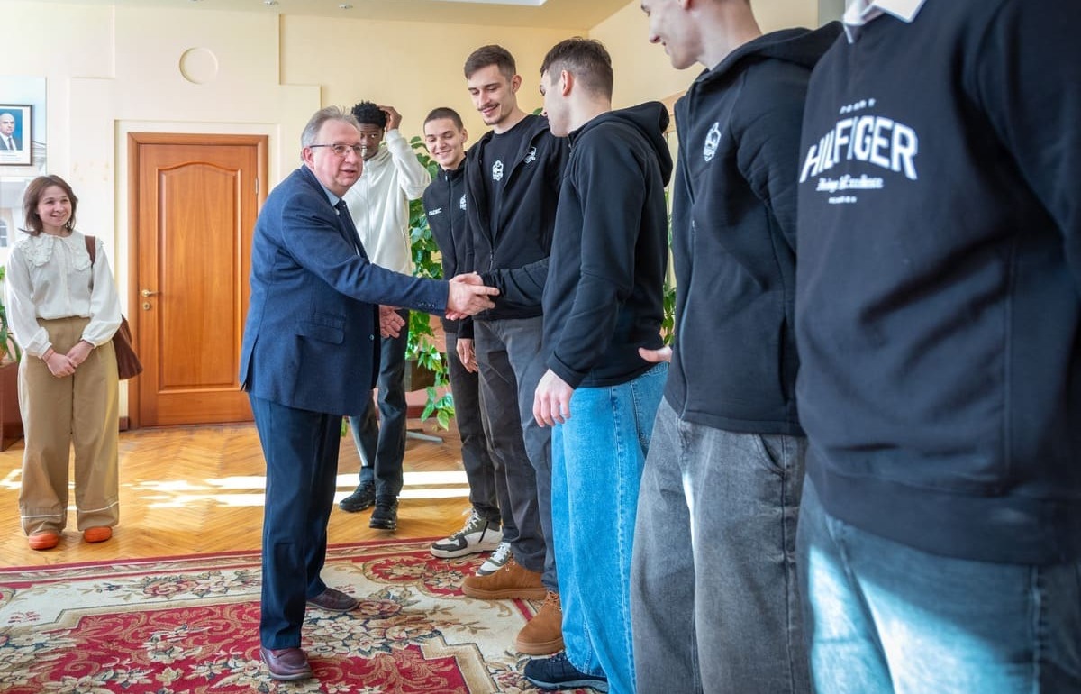 Врио ректора ТвГТУ Алексей Артемьев встретился с баскетболистами команды «Тверь-Политех» Фото: ТвГТУ