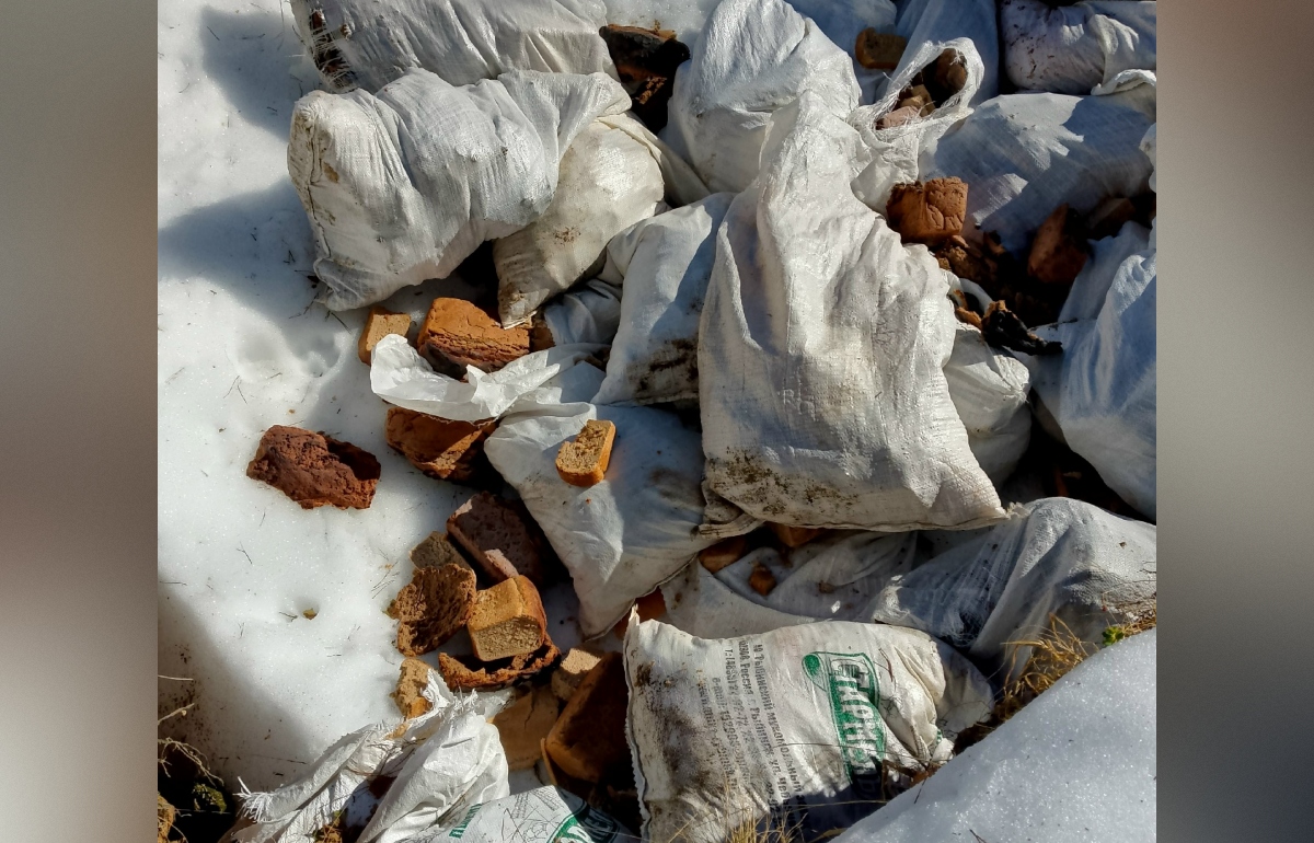 Свалка из хлеба и муки обнаружена под Тверью Фото: vk Михайловское сельское поселение