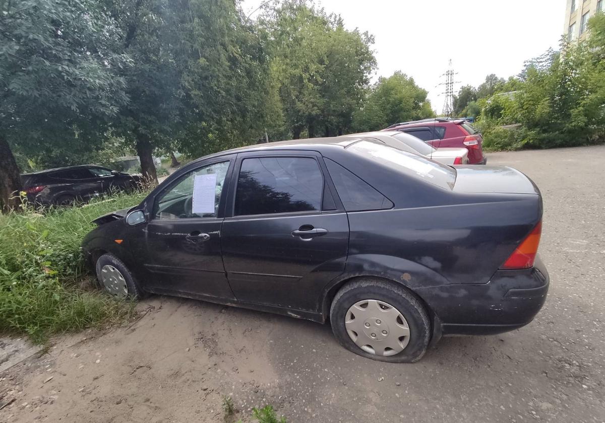 С парковки в Пролетарском районе Твери просят убрать автомобиль Фото: администрация Твери