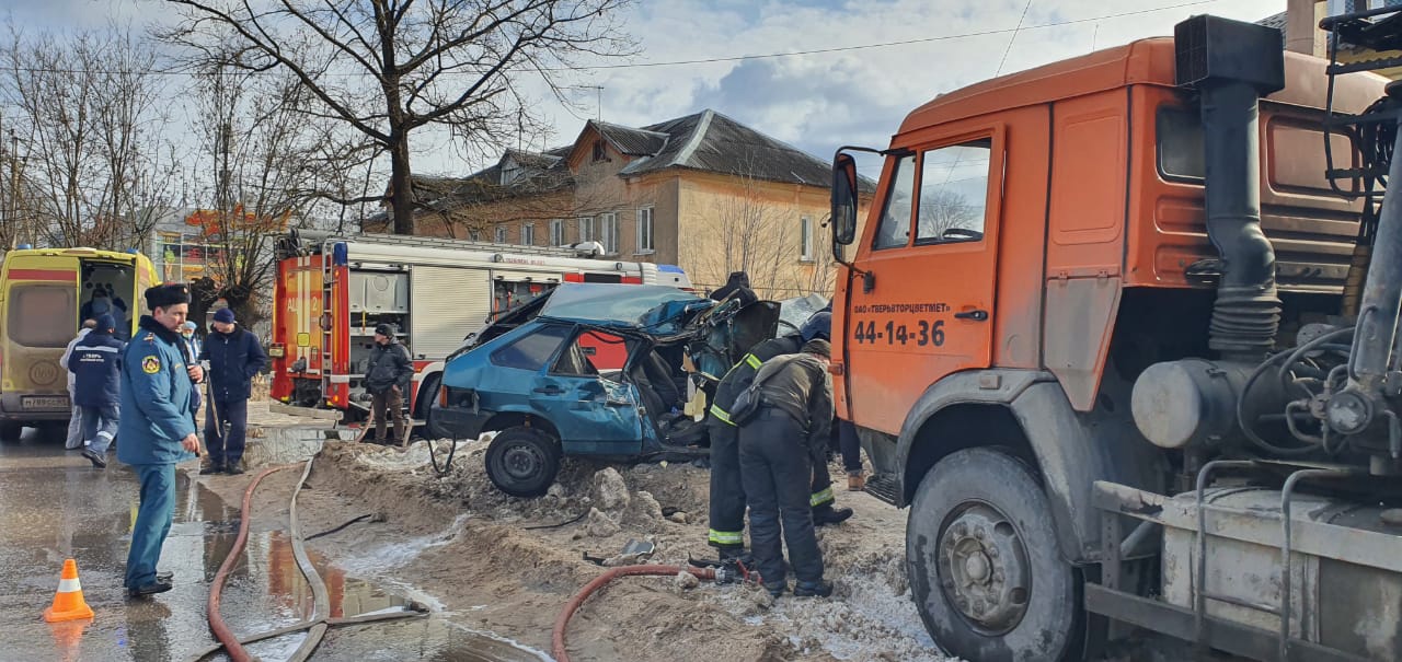 В Твери подросток за рулем автомобиля устроил серьезную аварию с пострадавшими 
