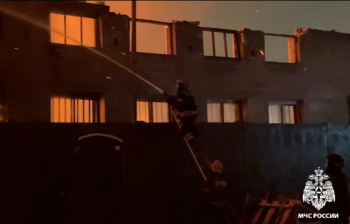 Ночью в Твери на улице Тамары Ильиной вспыхнул пожар на складе Видео: ГУ МЧС России по Тверской области