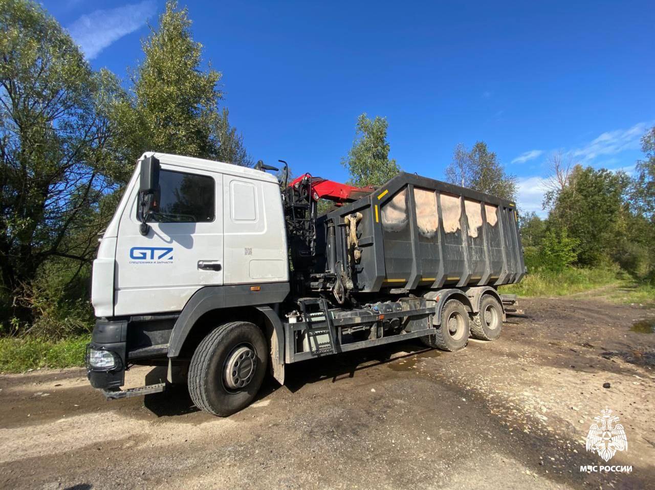 На трассе М10 под Тверью сгорел грузовик 