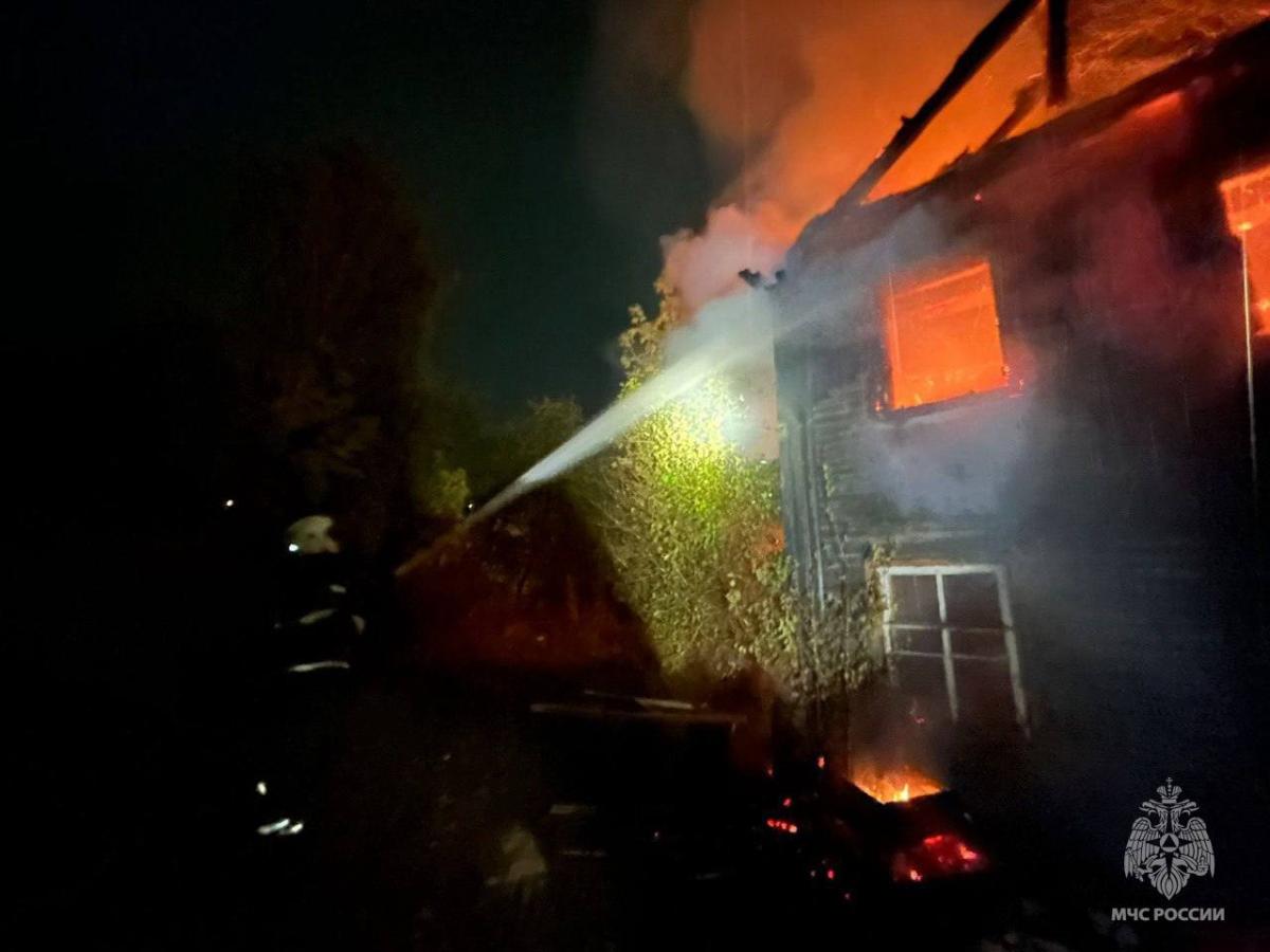 В Ржеве дознаватели МЧС выясняют, из-за чего ночью загорелась «заброшка» Фото: МЧС Тверской облатси