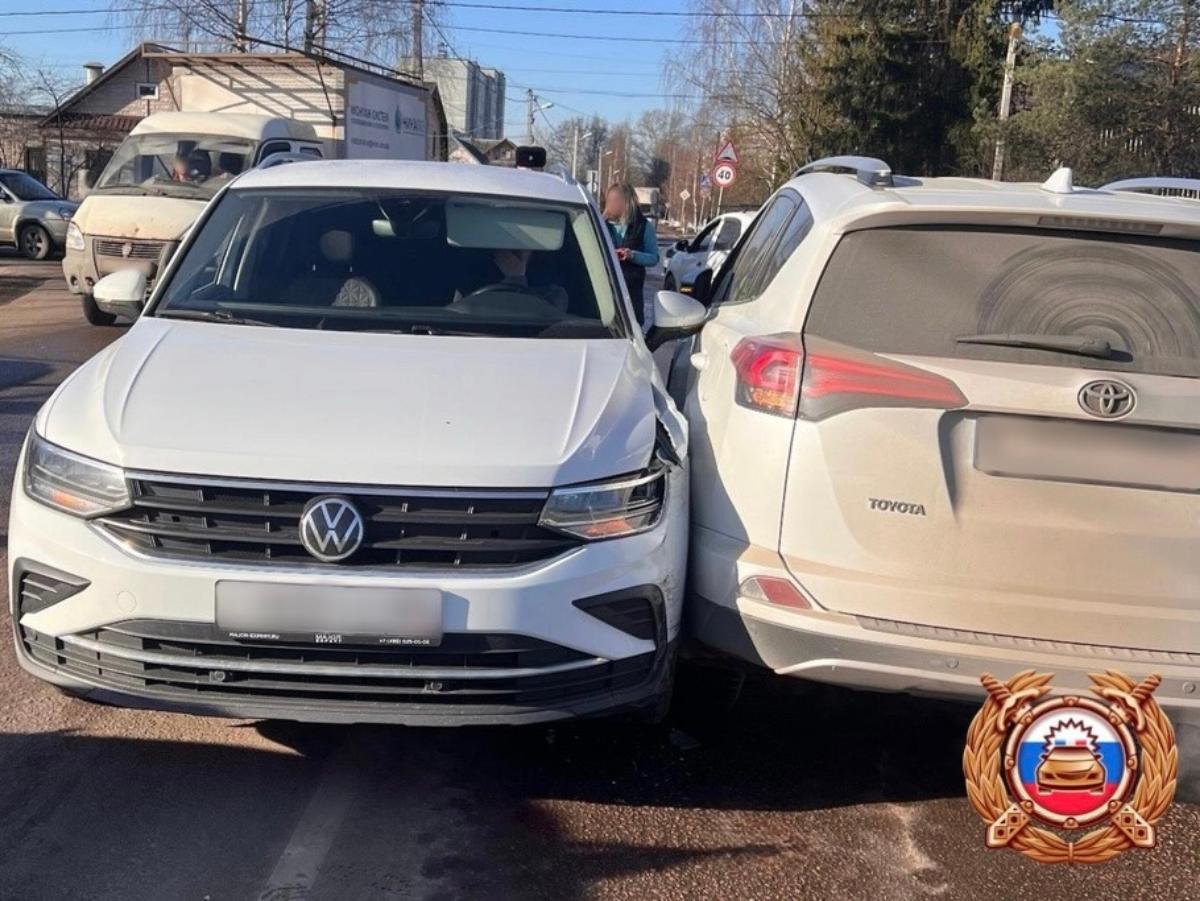 В Твери женщина-водитель ехала по прямой и устроила ДТП Фото: ГАИ