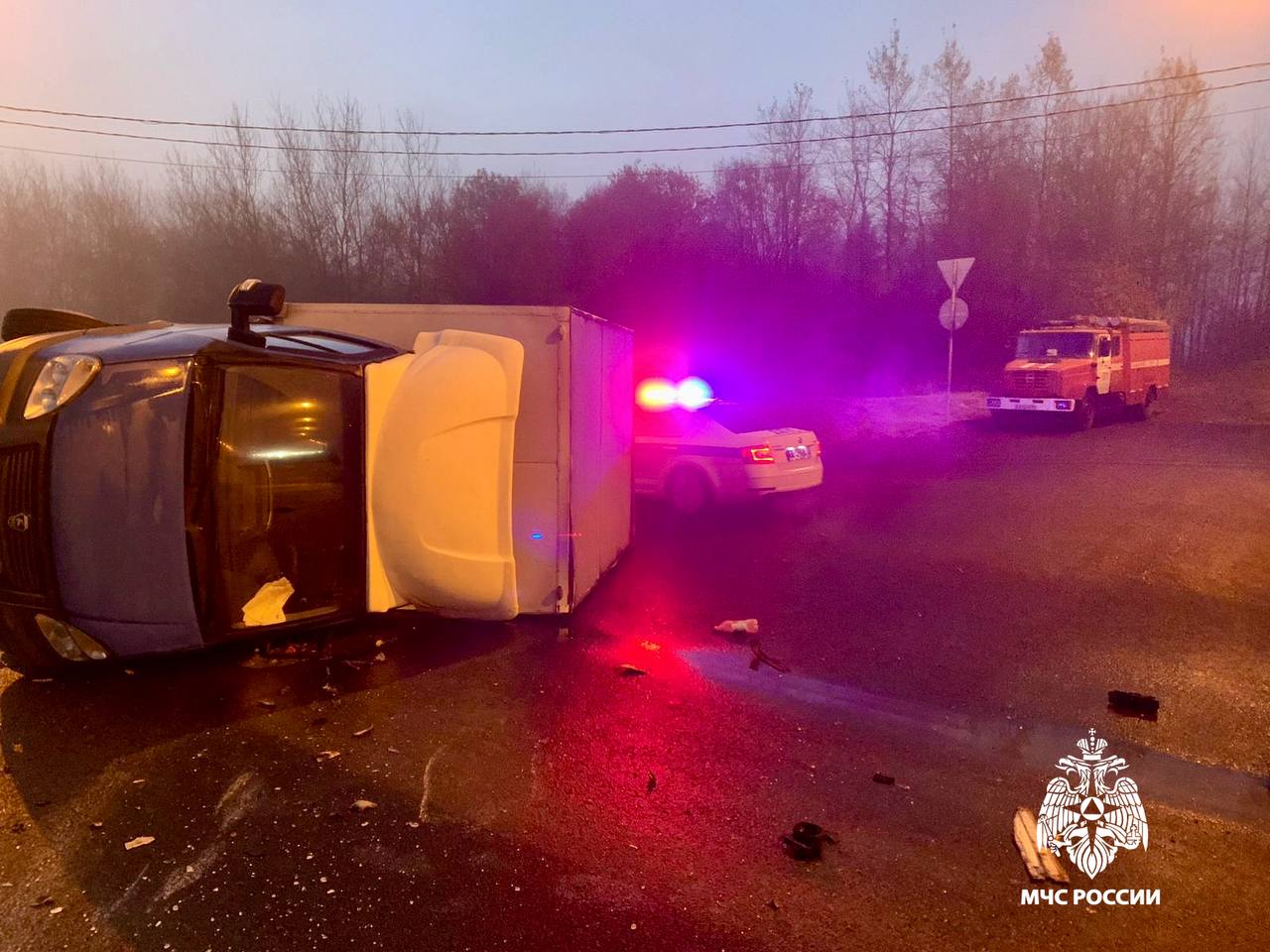 На М10 под Тверью столкнулись три автомобиля  Фото, видео: МЧС