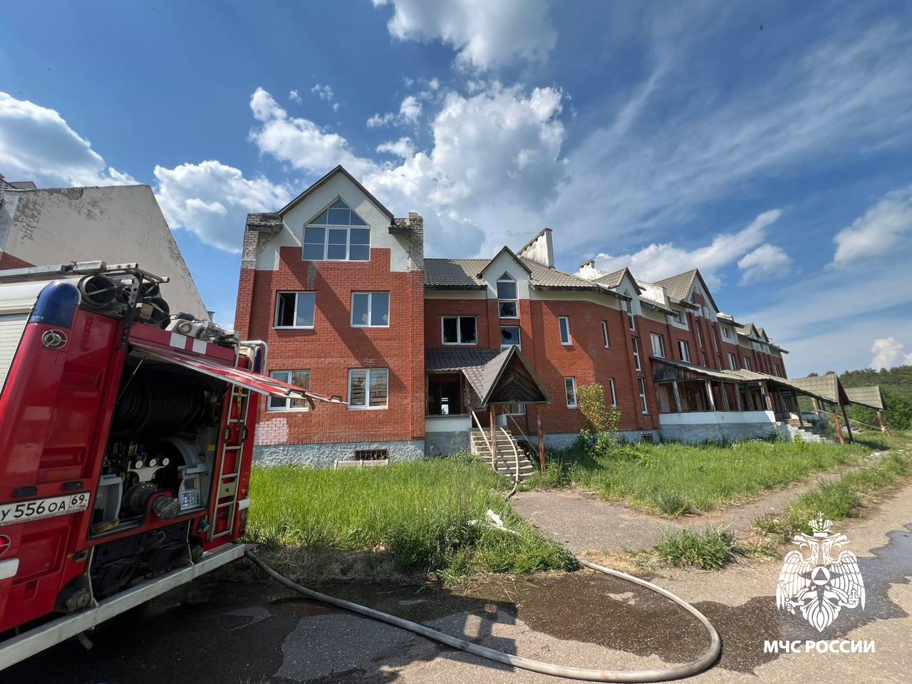 В Торжке опять горели заброшенные коттеджи Фото: ГУ МЧС России по Тверской области
 Видео: телеграм 
«Торжок.Что происходит?»