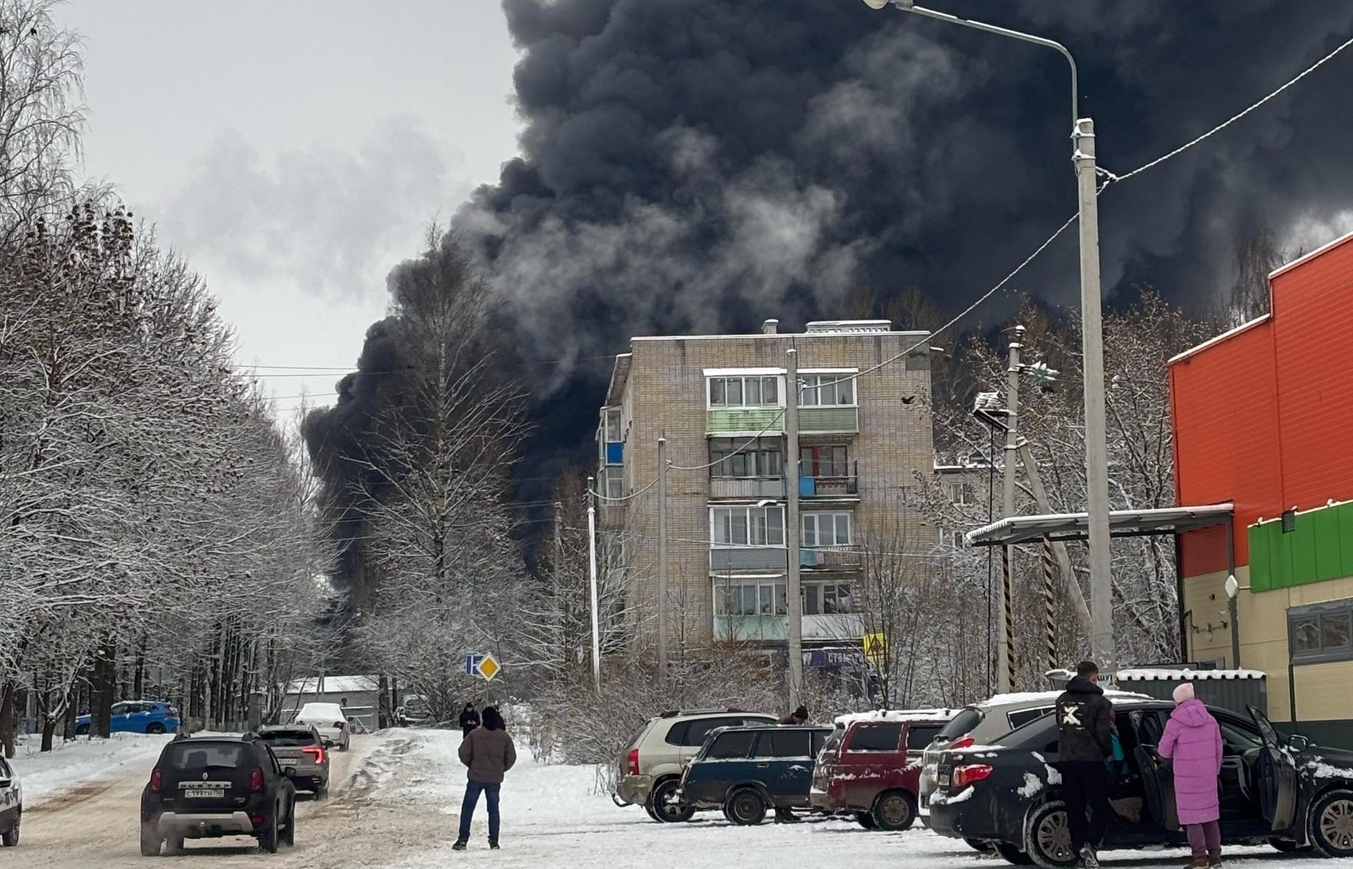 Пожар на площади 5 тысяч кв. метров тушат в Торжке  - новости Афанасий