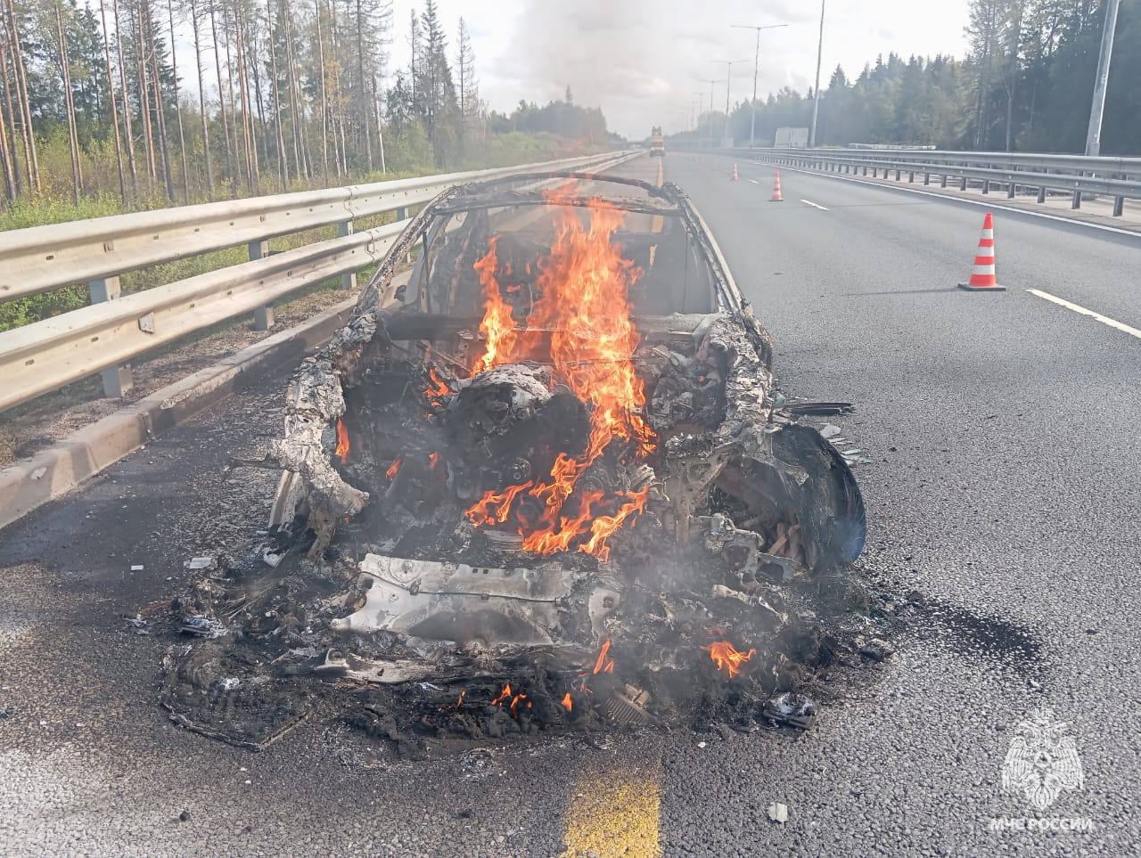 На М11 в Тверской области сгорел автомобиль Фото, видео: МЧС