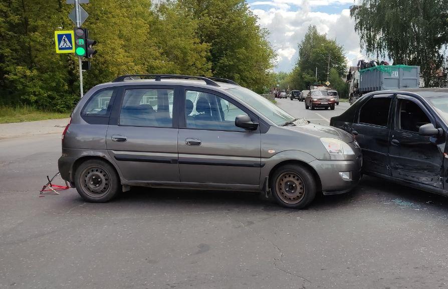 В Твери две легковушки столкнулись на перекрестке улицы Шишкова с Третьяковским переулком - новости Афанасий