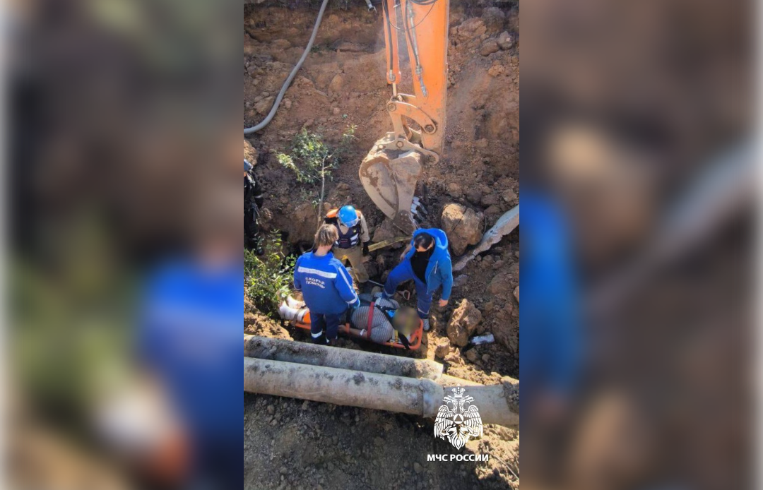В Твери рабочий провалился в строительную яму, и его засыпало грунтом Фото: МЧС Тверской области, Прокуратура Тверской области