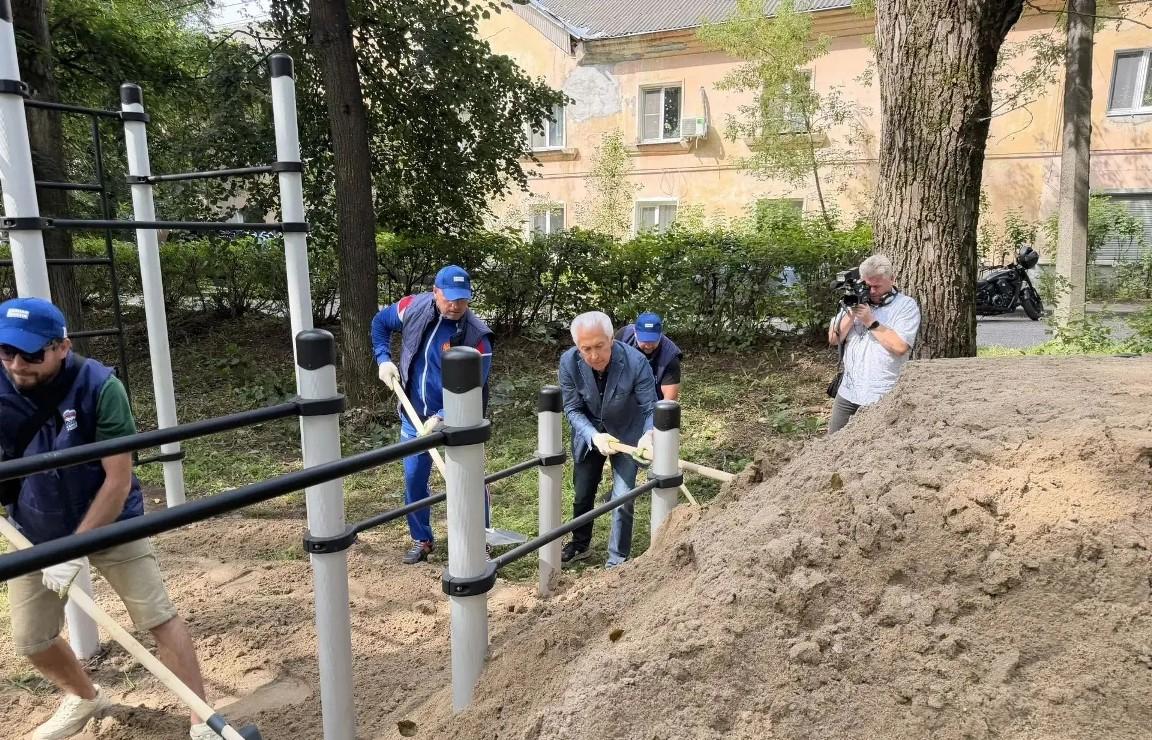 Владимир Васильев взял на контроль благоустройство сквера в Твери Фото: пресс-служба фракции "Единая Россия" в Государственной Думе
 