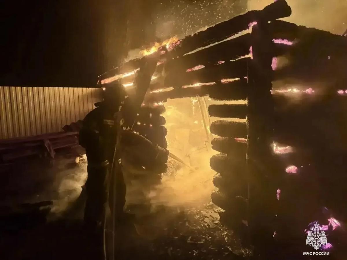 В деревне под Тверью потушили горящую баню Фото, видео: МЧС Тверской области