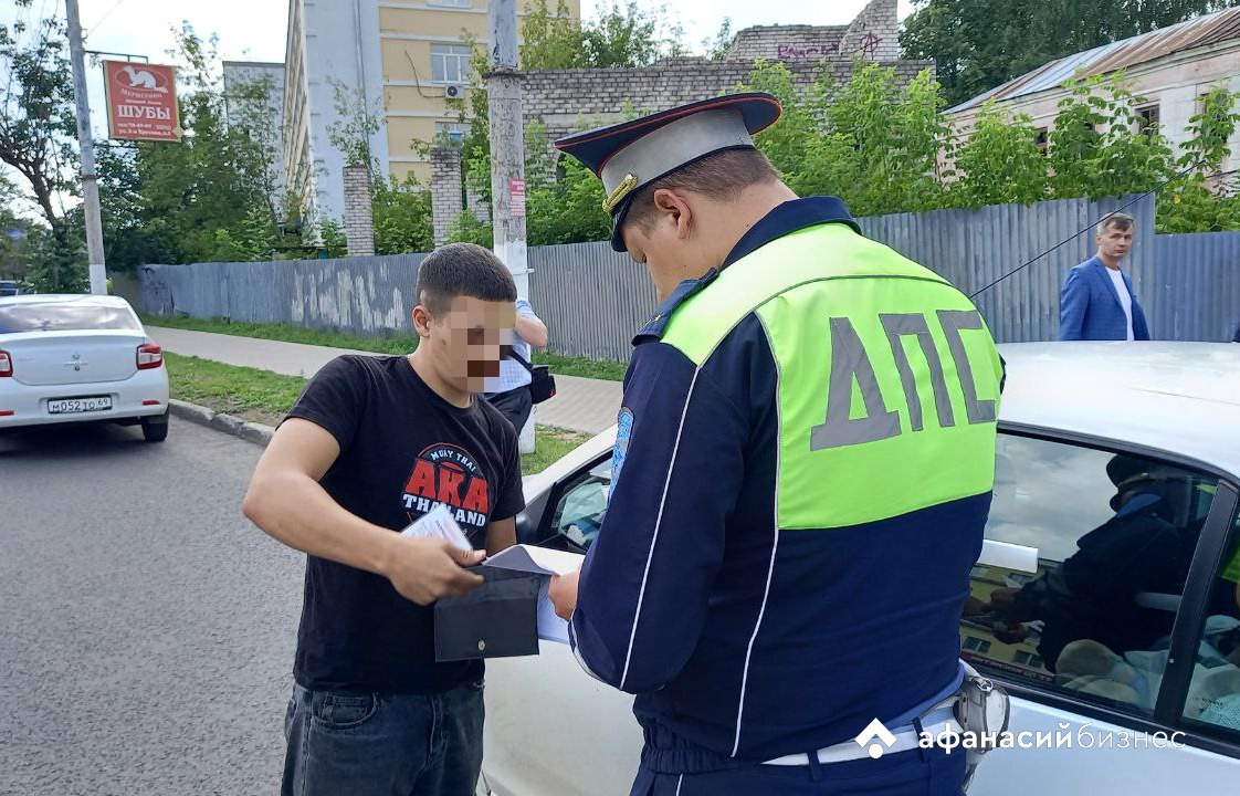 Вез девушку, а лицензию не вез: в Твери прошел рейд по поимке «бомбил» Фото: Afanasy.biz