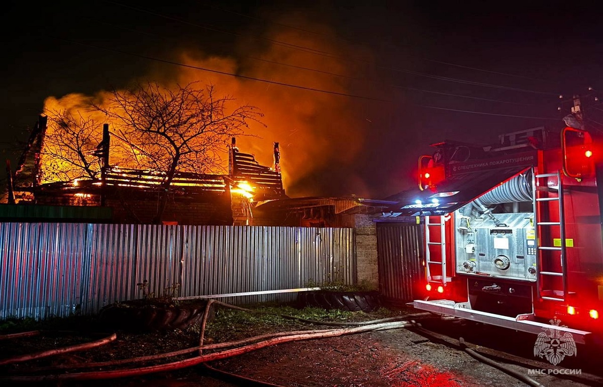 Ночью в Ржеве полностью сгорел дом Фото, видео: МЧС Тверской области