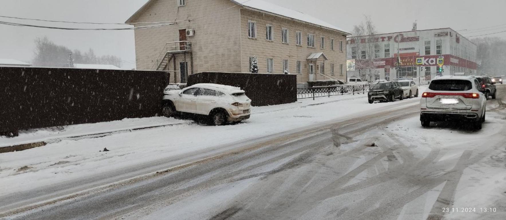 В Бежецке легковушка таранила другую на светофоре и улетела в забор Фото: Госавтоинспекция Тверской области