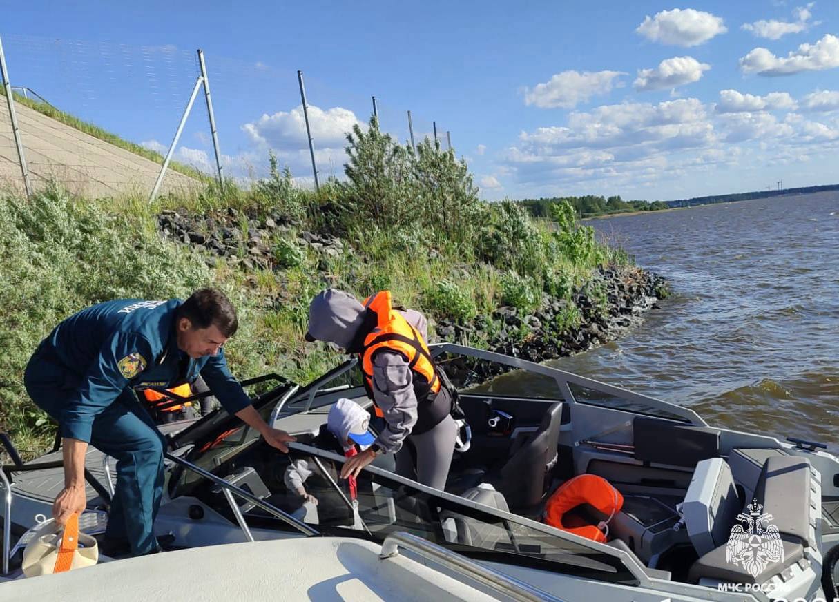 С севшей на мель лодки в Завидово спасли трех человек  Фото: ГУ МЧС по Тверской области