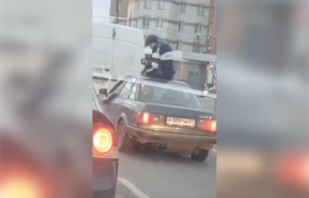 В Твери инспекторы наказали водителя, который возил пассажира на крыше авто - новости Афанасий