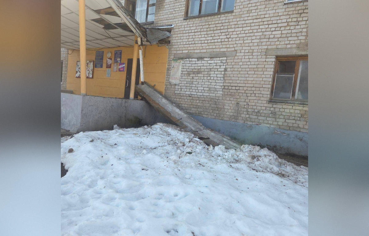 В Редкино обрушилась часть фасада общежития Фото, видео: соцмедиа